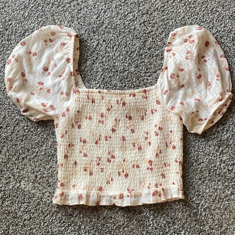 American Eagle cropped puff sleeve floral shirt
